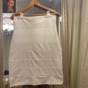 Fitted bandage above the knee skirt